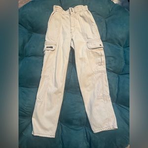 Cream BDG Women’s Size 25 Cargo Jeans 🍨 | In Great Condition and Trendy 😛